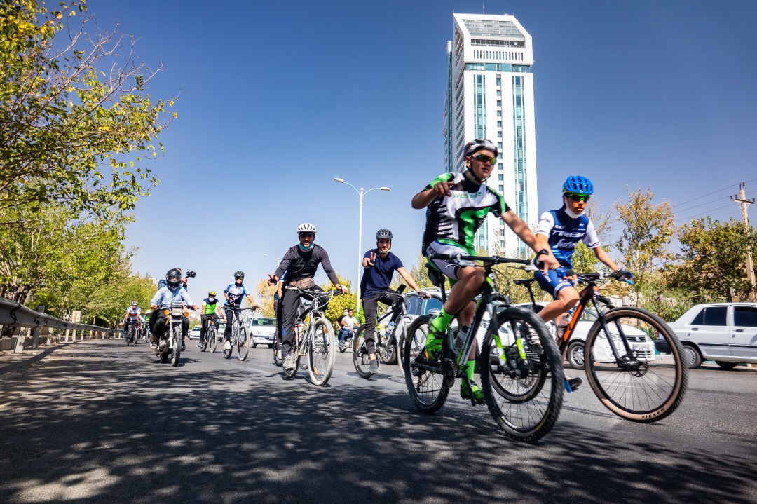 رزمایش موتورسواران قانونمند و دوچرخه‌سواران همیار پلیس در شیراز برگزار شد